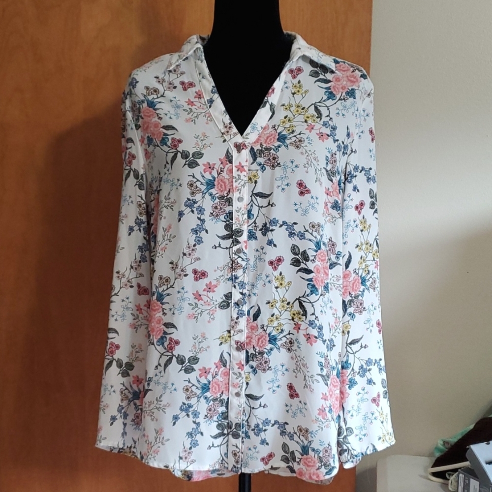 Massini medium woman's button down floral hi-lo blouse.